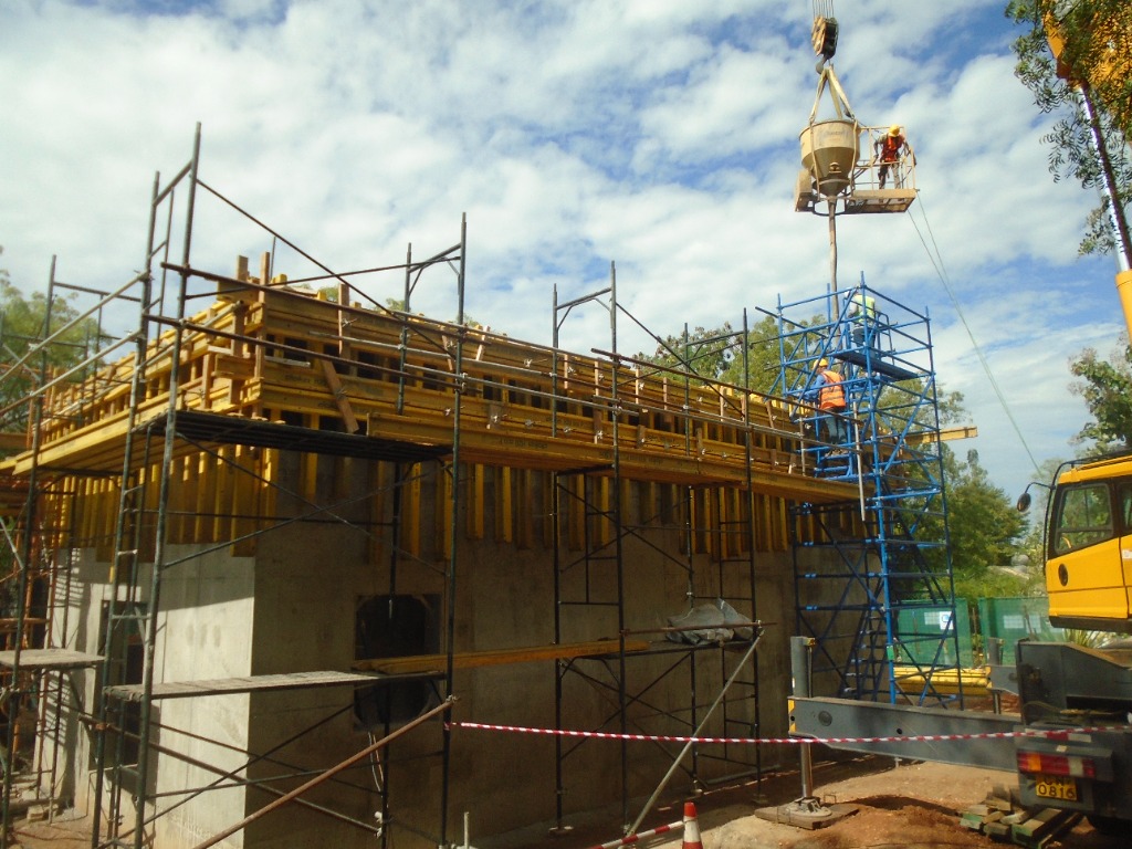 Structural concrete pouring formwork and scaffolding